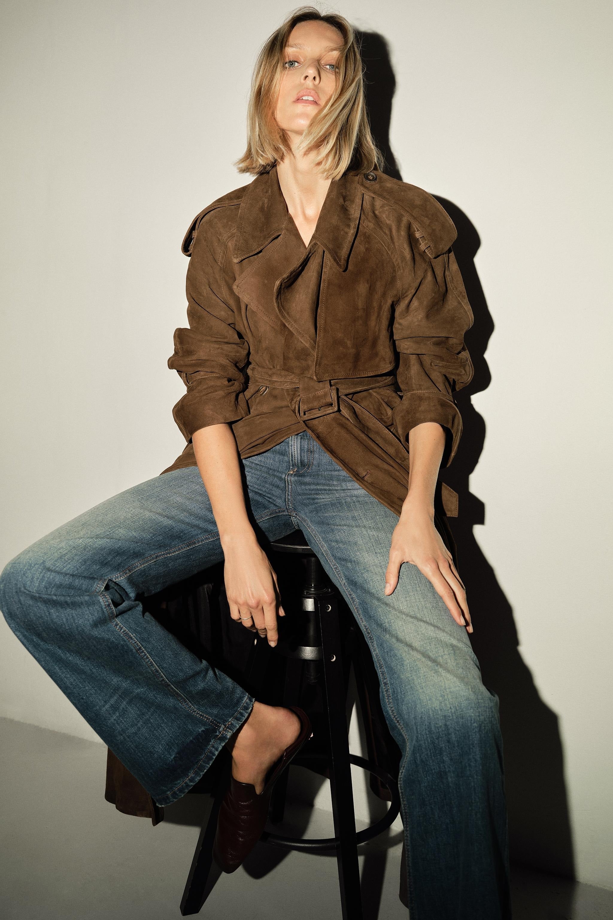 Brun trenchcoat med bälte och axeldetaljer