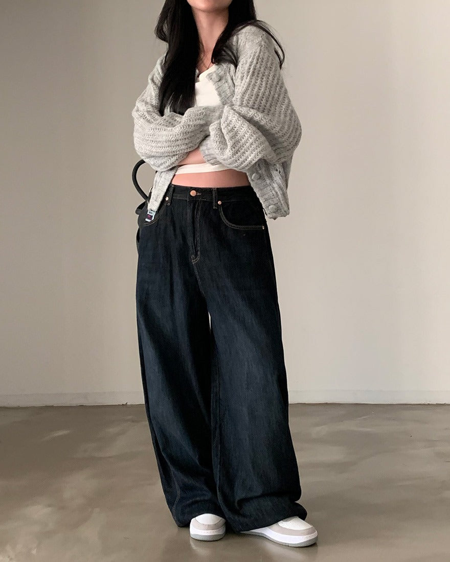 Grå stickad kofta med nedhasade axlar