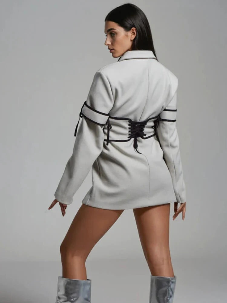 Ljusgrå kavaj med svart korsettdetalj i minilängd