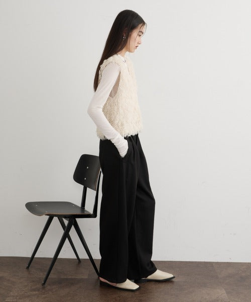 Krämfärgad texturerad väst med v-ringning och kort passform