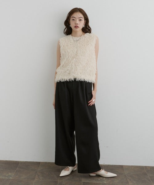 Krämfärgad texturerad väst med v-ringning och kort passform