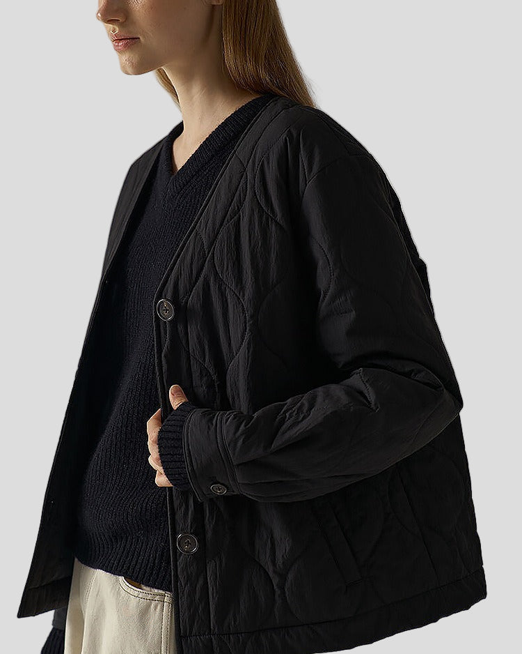 Quiltad V-ringad jacka med knäppning