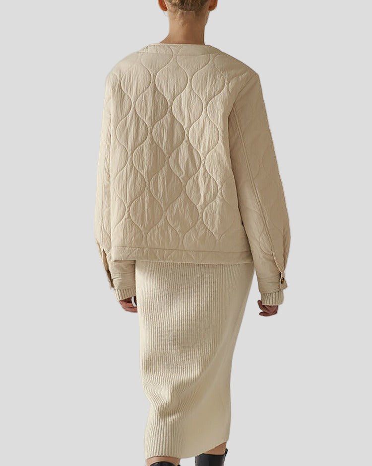 Quiltad V-ringad jacka med knäppning