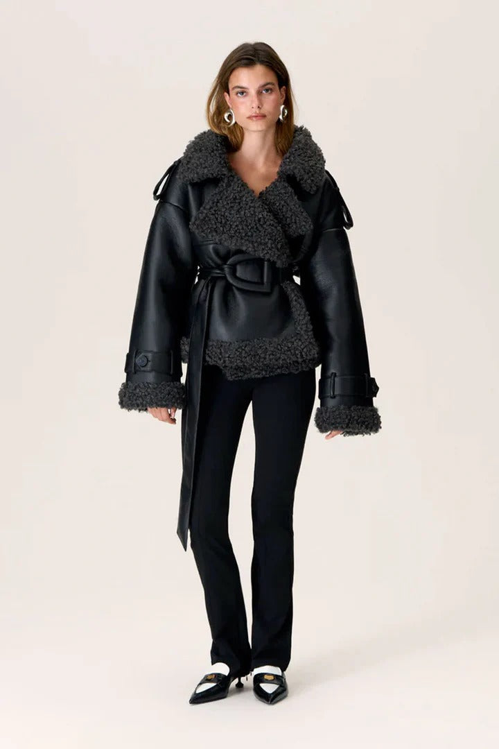 Svart vinterjacka med bälte och grafitgrå kontrastkant