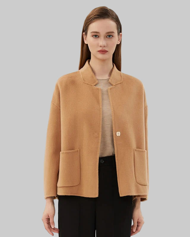 Boxig kort jacka med enkel knäppning