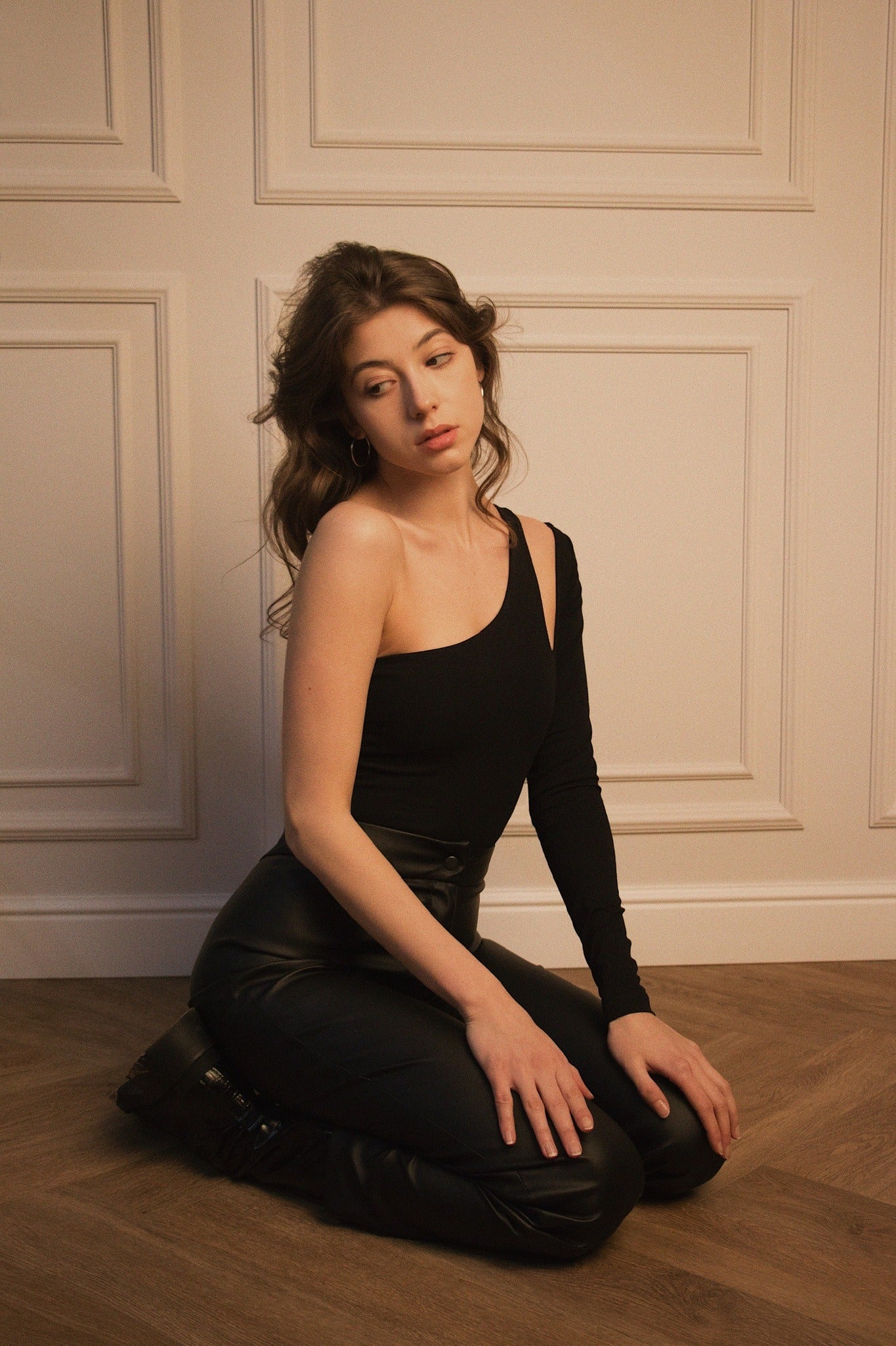 Svart one-shoulder-topp med utskärning och lång ärm