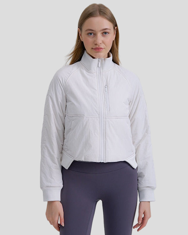 Kort sportig vadderad jacka med hög krage