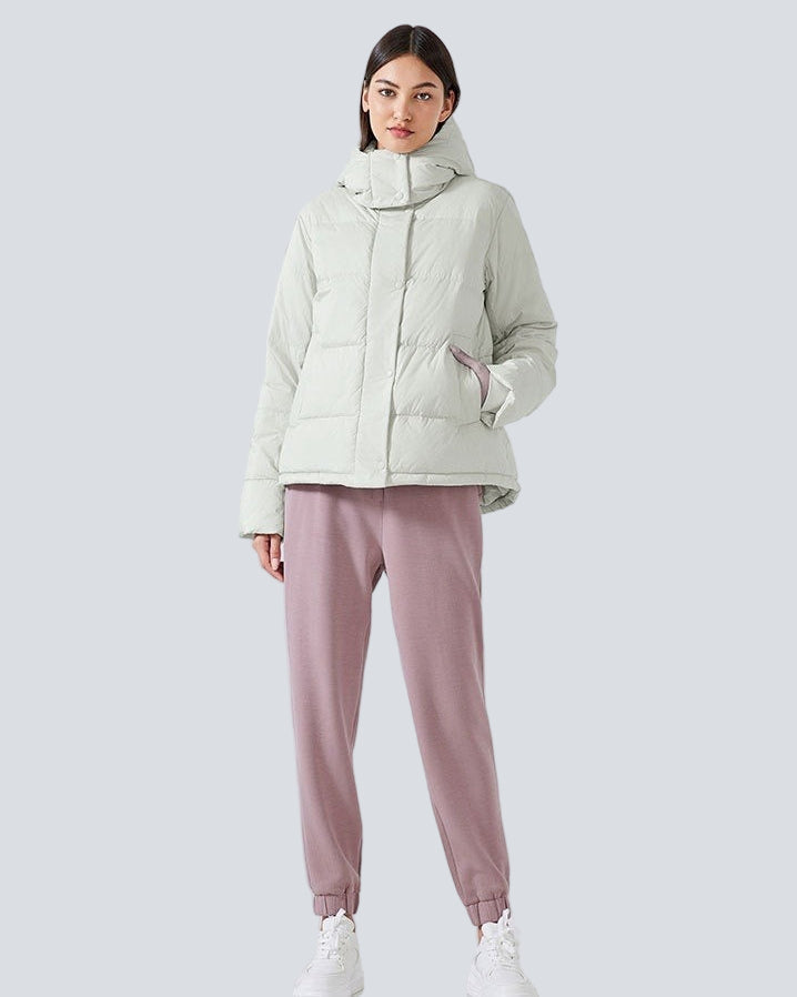 Kort vadderad jacka med huva och hög krage