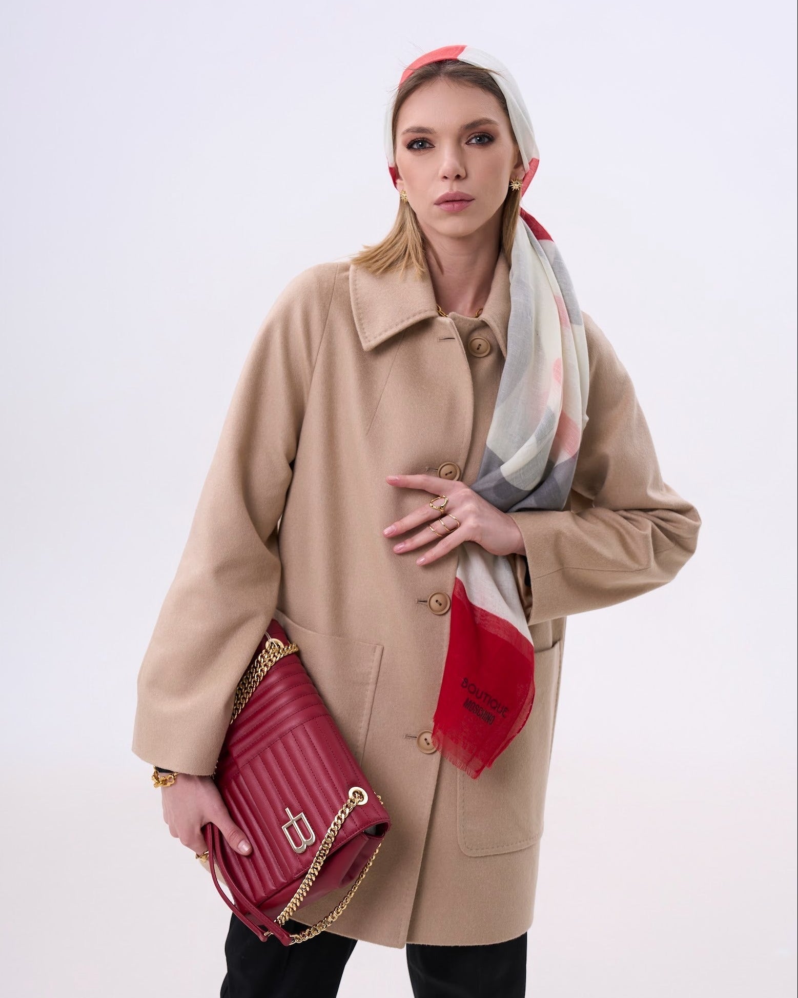 Beige kappa med rund krage och stora fickor