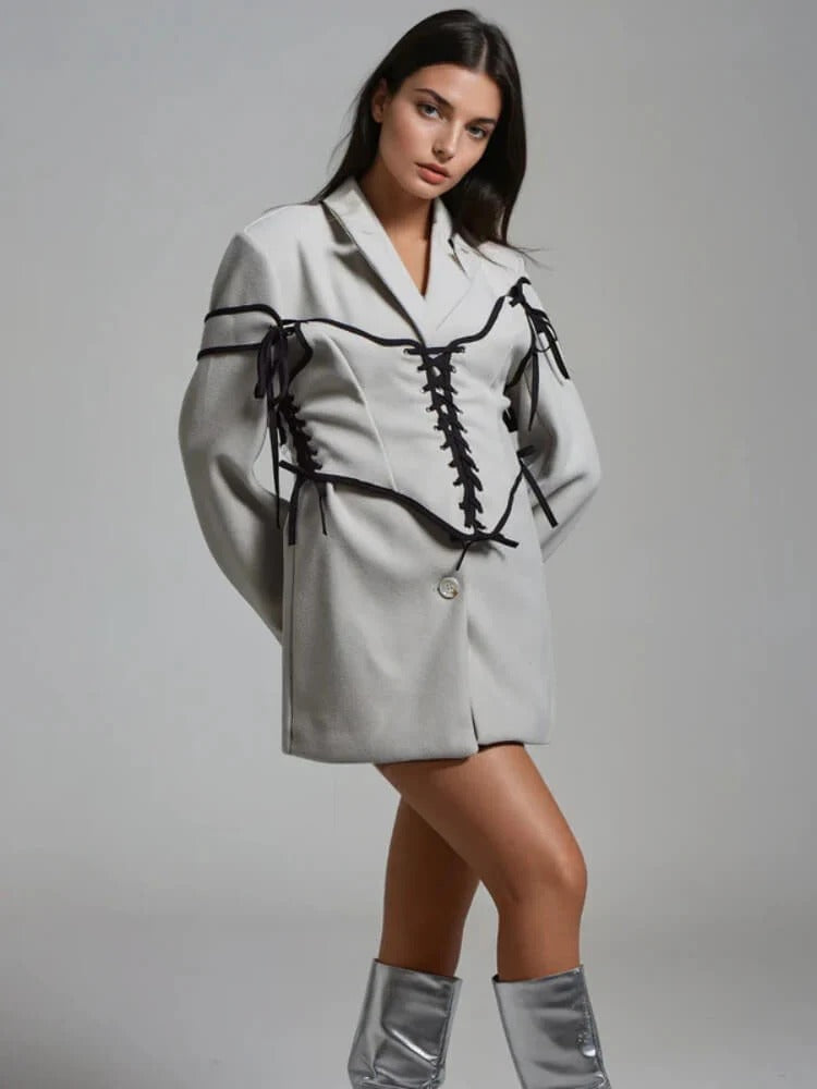 Ljusgrå kavaj med svart korsettdetalj i minilängd