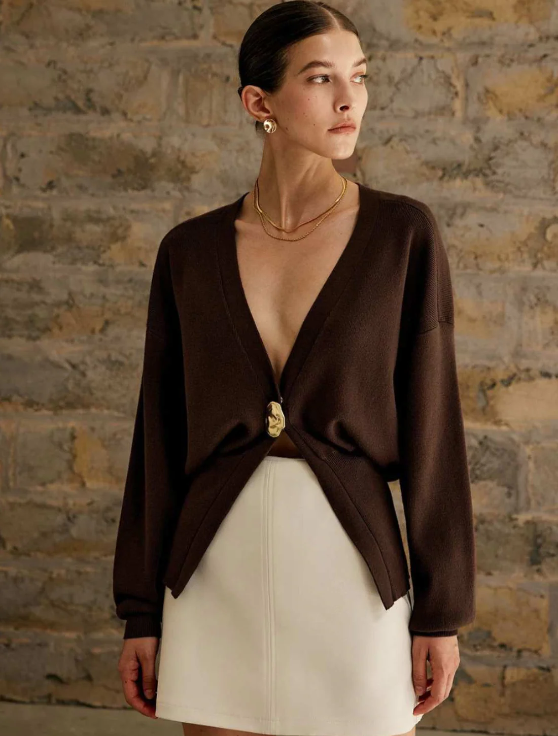 Kofta med skulpterad knapp och v-ringning