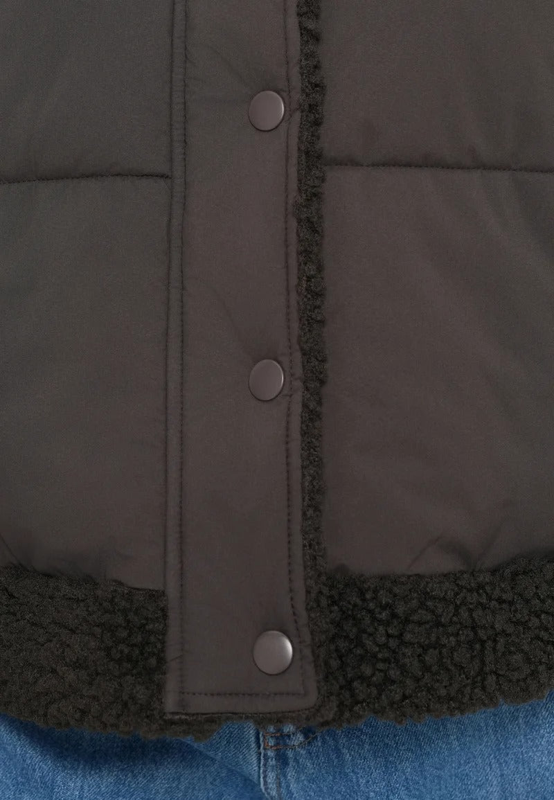 Mörkbrun kort pufferjacka med svart teddykrage och fåll