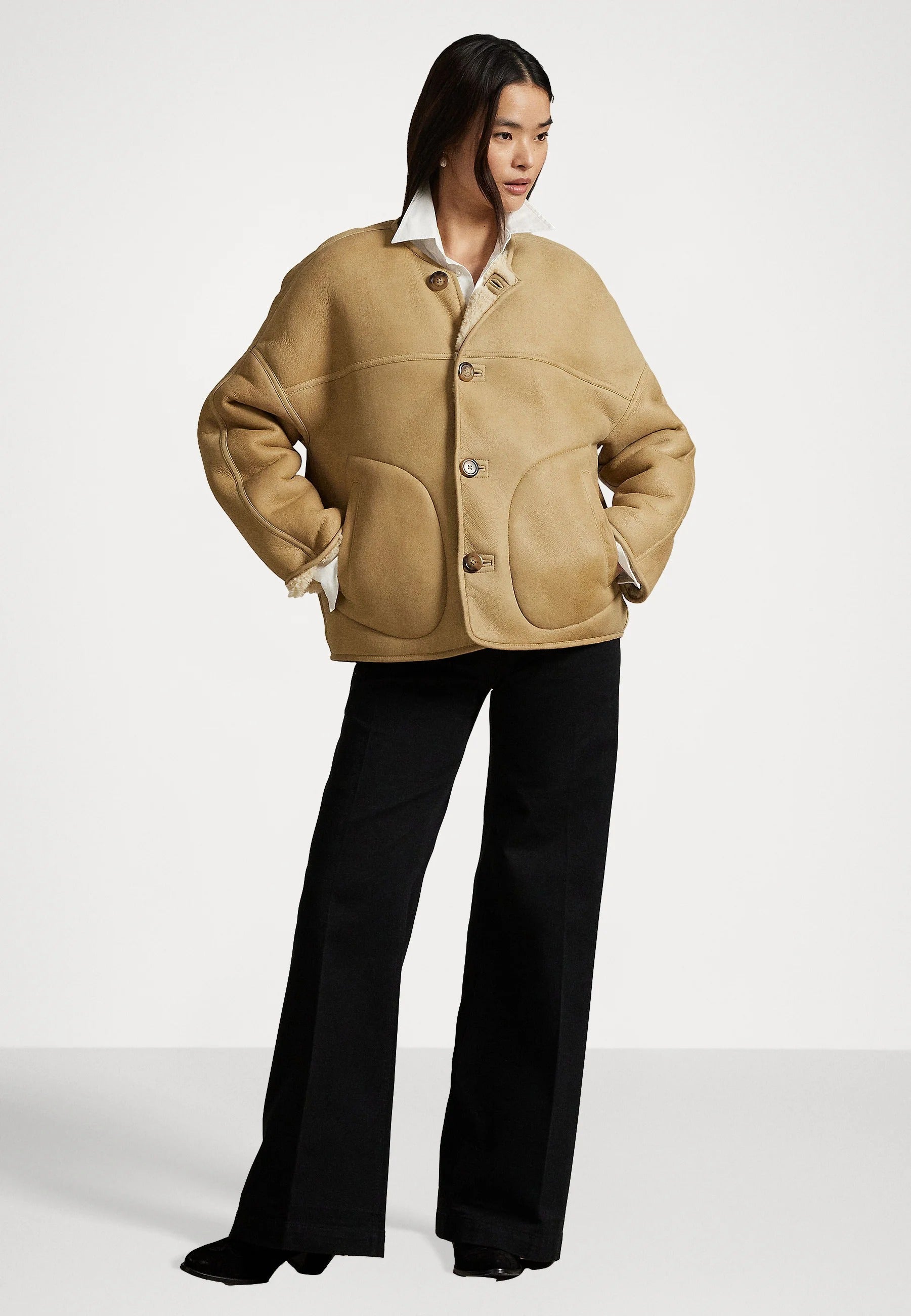 Cream luddig kort jacka med stora fickor