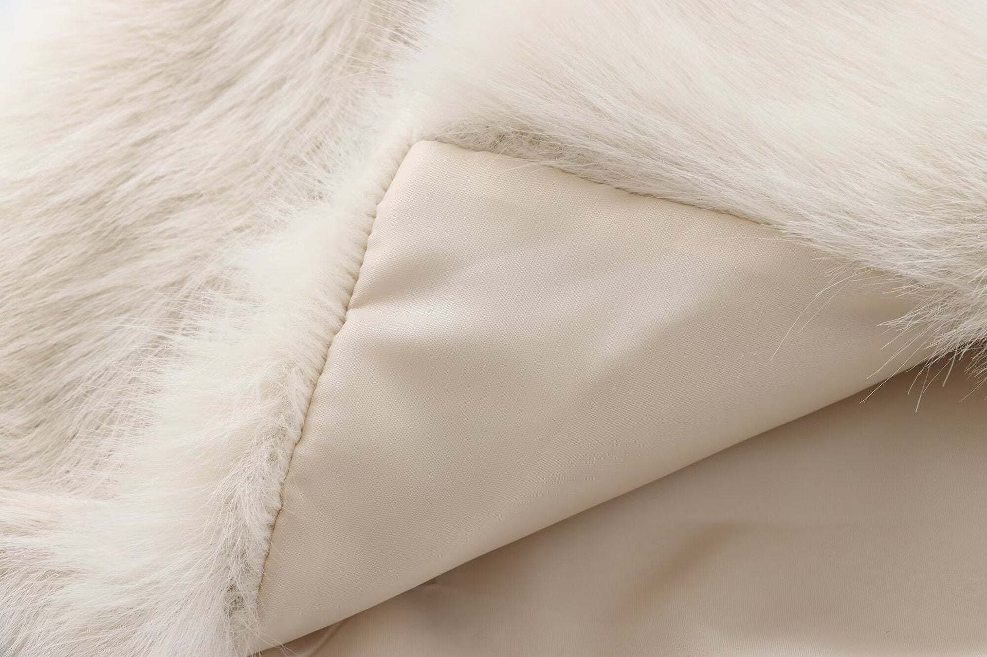 Plyschig kort jacka med oversized krage