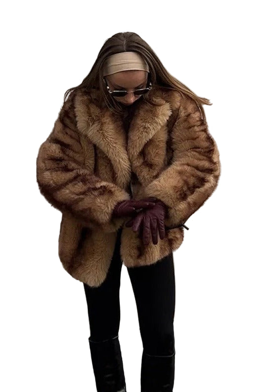 Brun lyxig kappa med bred krage