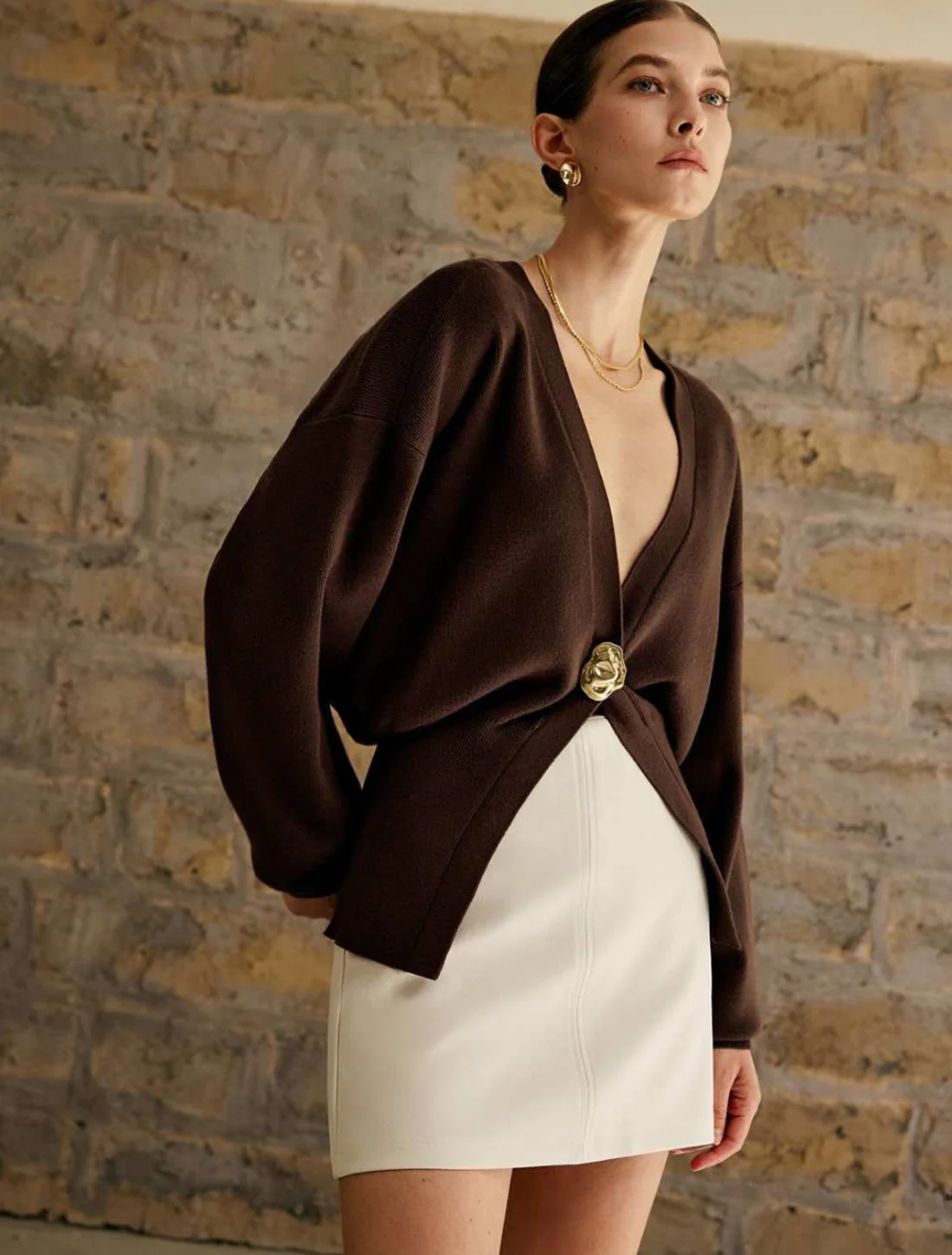 Kofta med skulpterad knapp och v-ringning