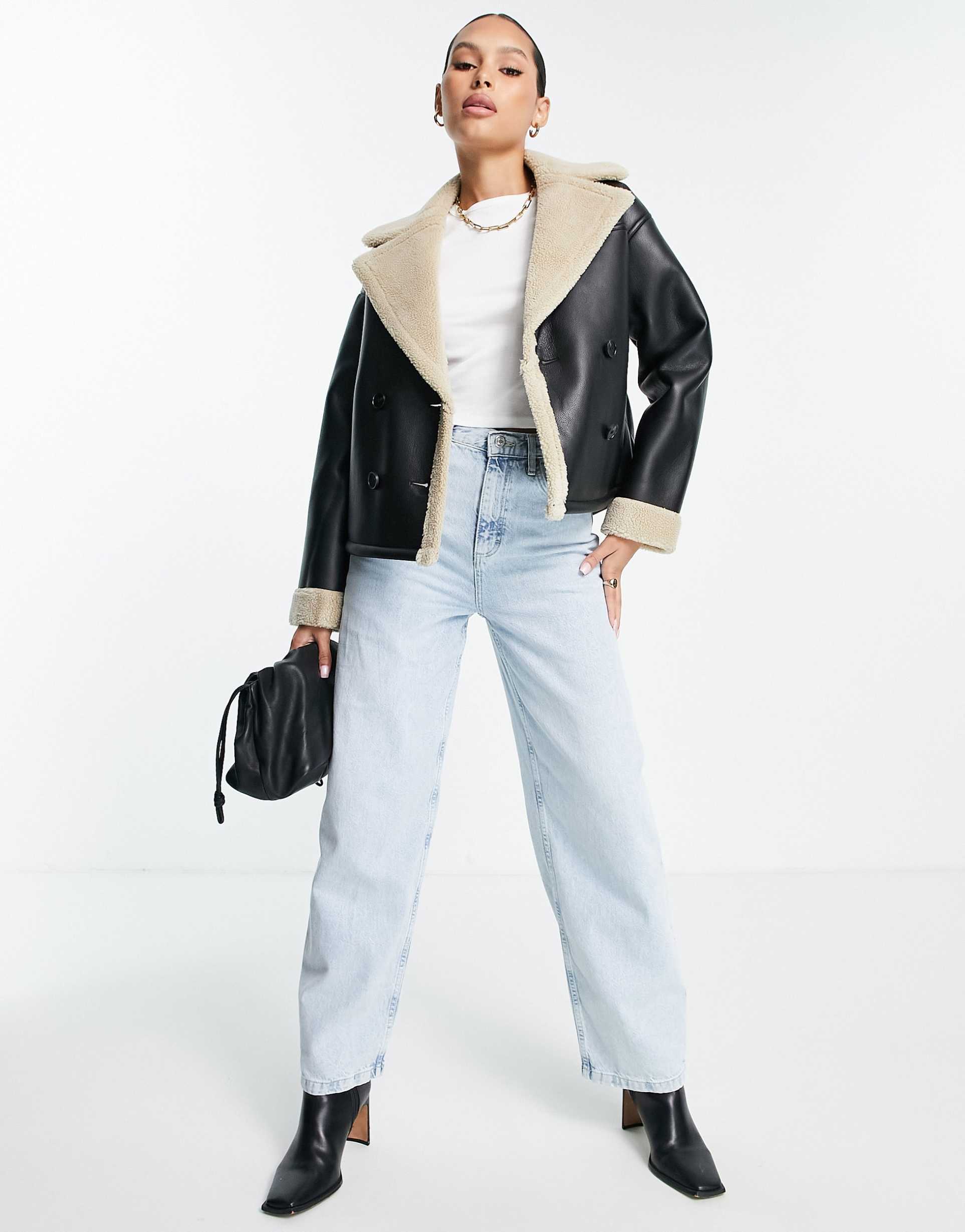 Svart kort jacka med kontrastkant