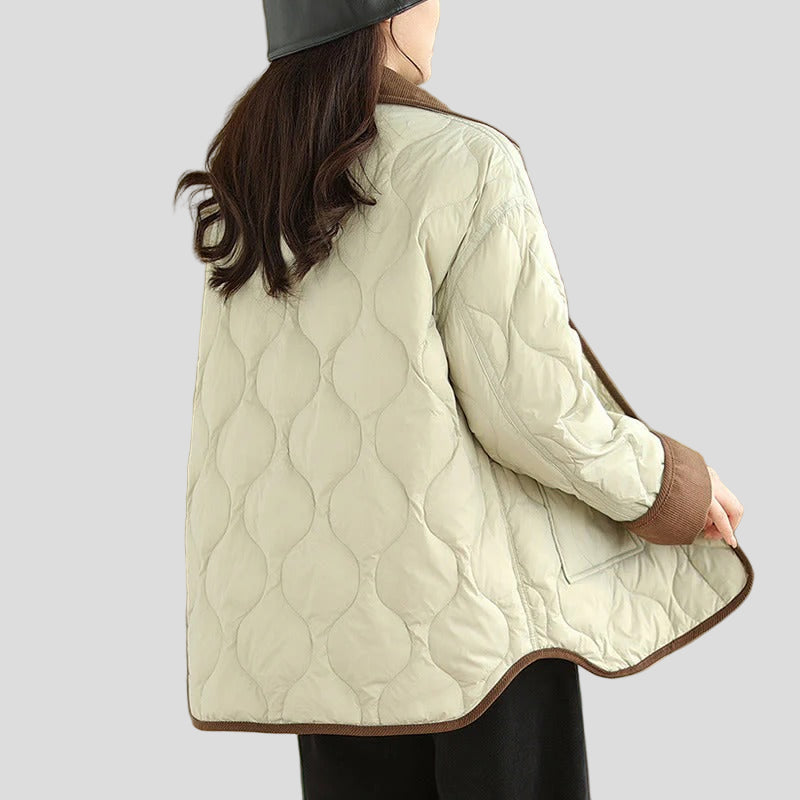 Quiltad jacka med kontrastkrage och påsydda fickor