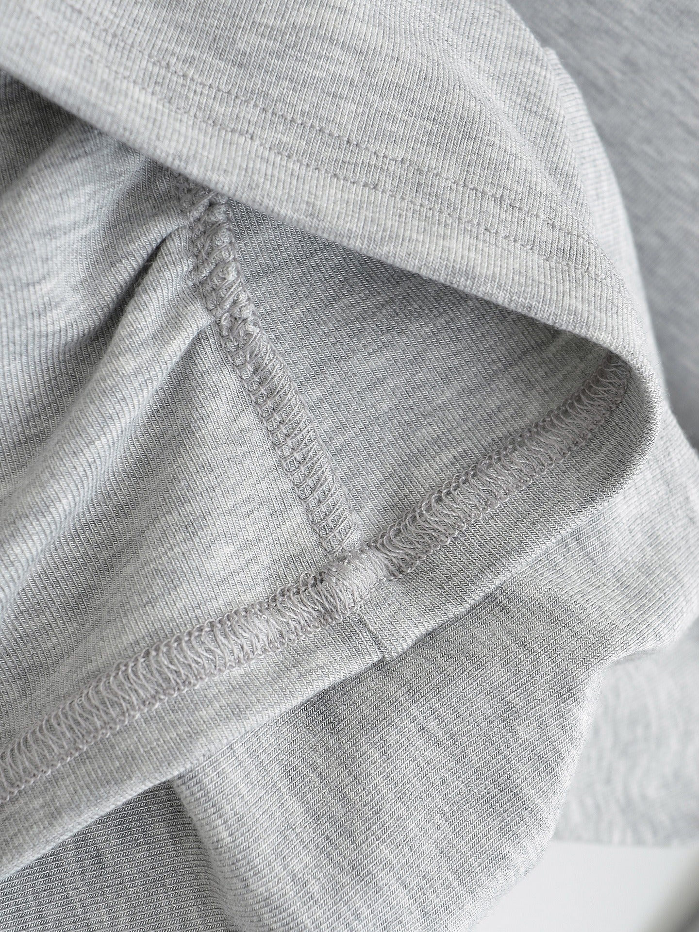 Asymmetrisk baraxlad långärmad topp med rynkdetalj