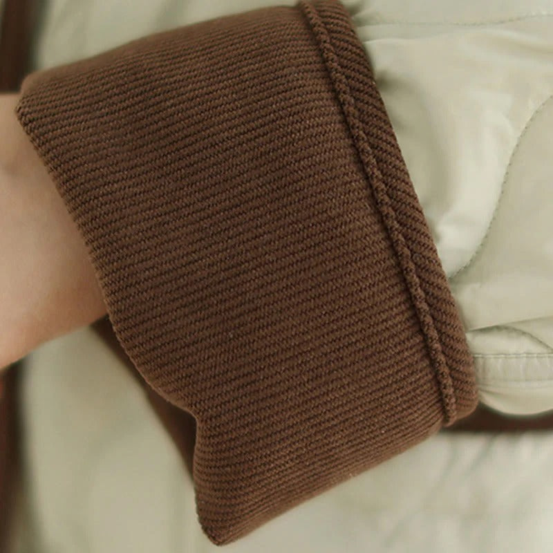 Quiltad jacka med kontrastkrage och påsydda fickor