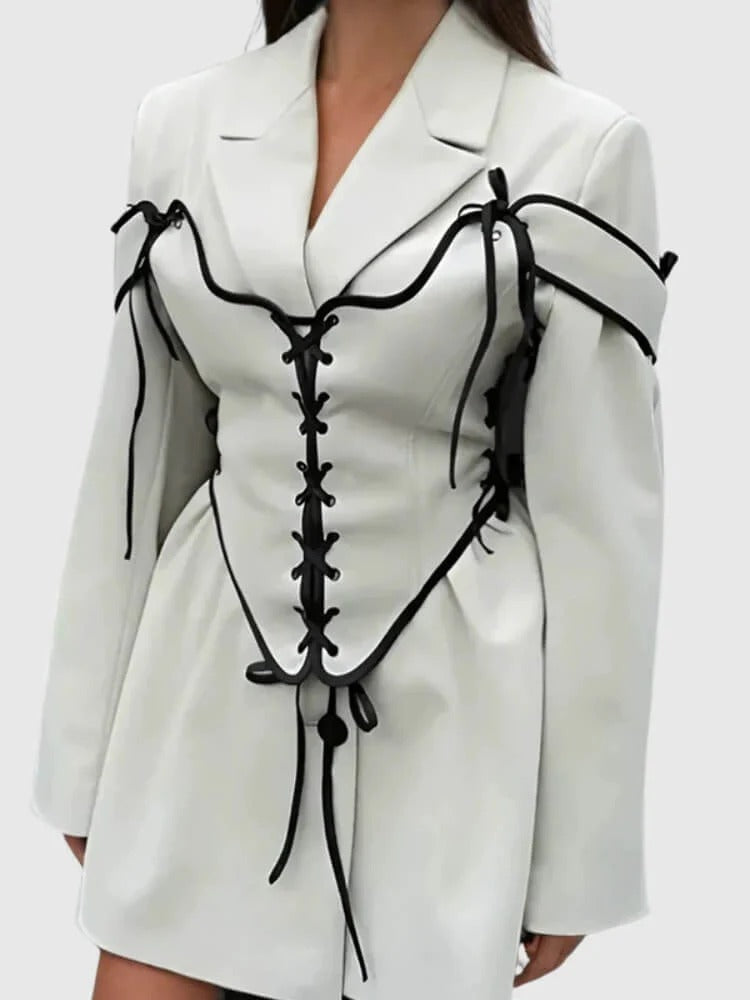 Ljusgrå kavaj med svart korsettdetalj i minilängd