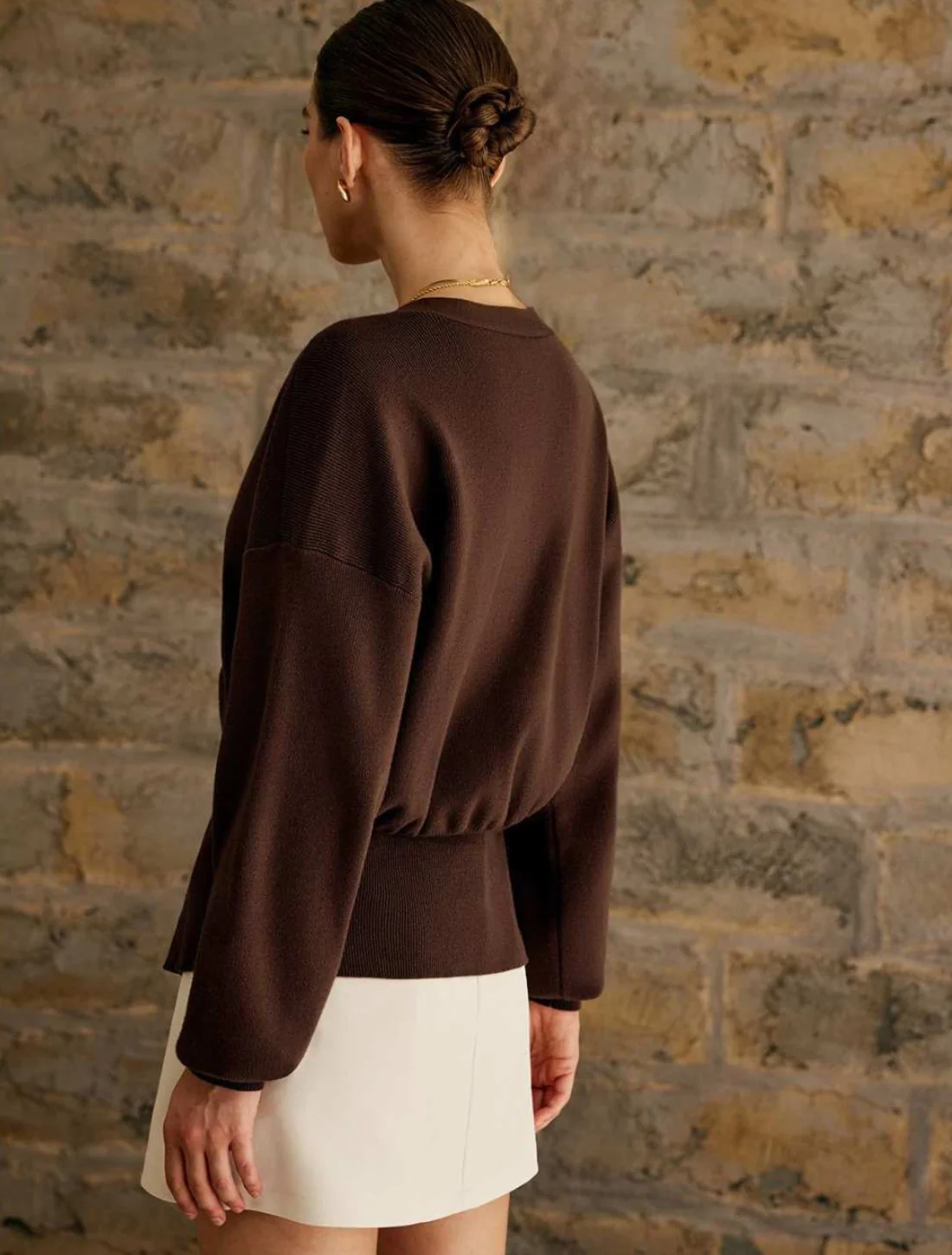 Kofta med skulpterad knapp och v-ringning