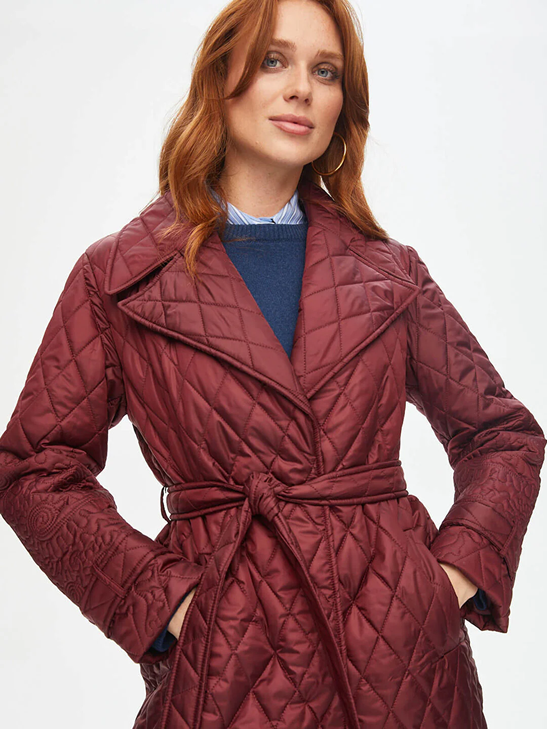 Quiltad lång kappa med blommiga detaljer