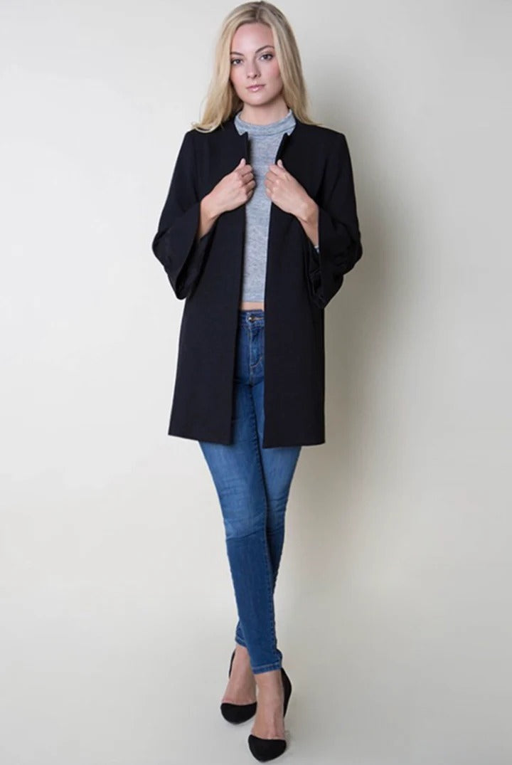 Svart öppen kappa med volangärmar