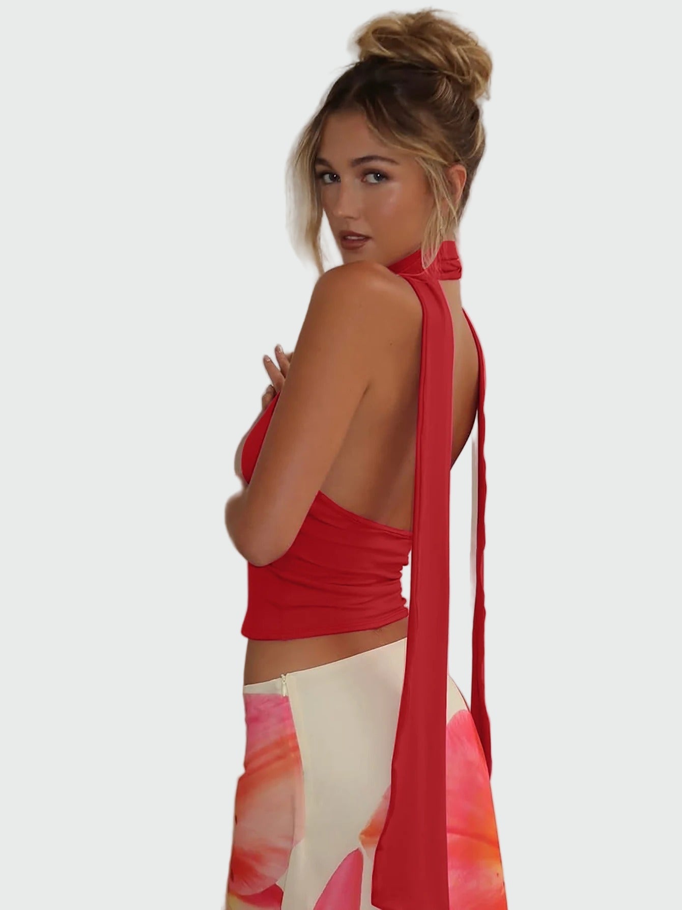 Halterneck topp med djup v-ringning och scarfband