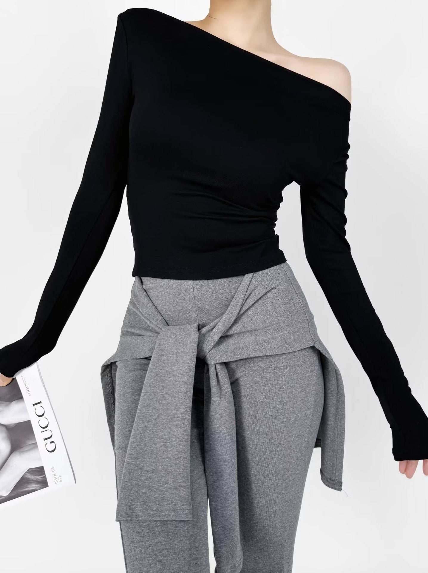 Asymmetrisk baraxlad långärmad topp med rynkdetalj