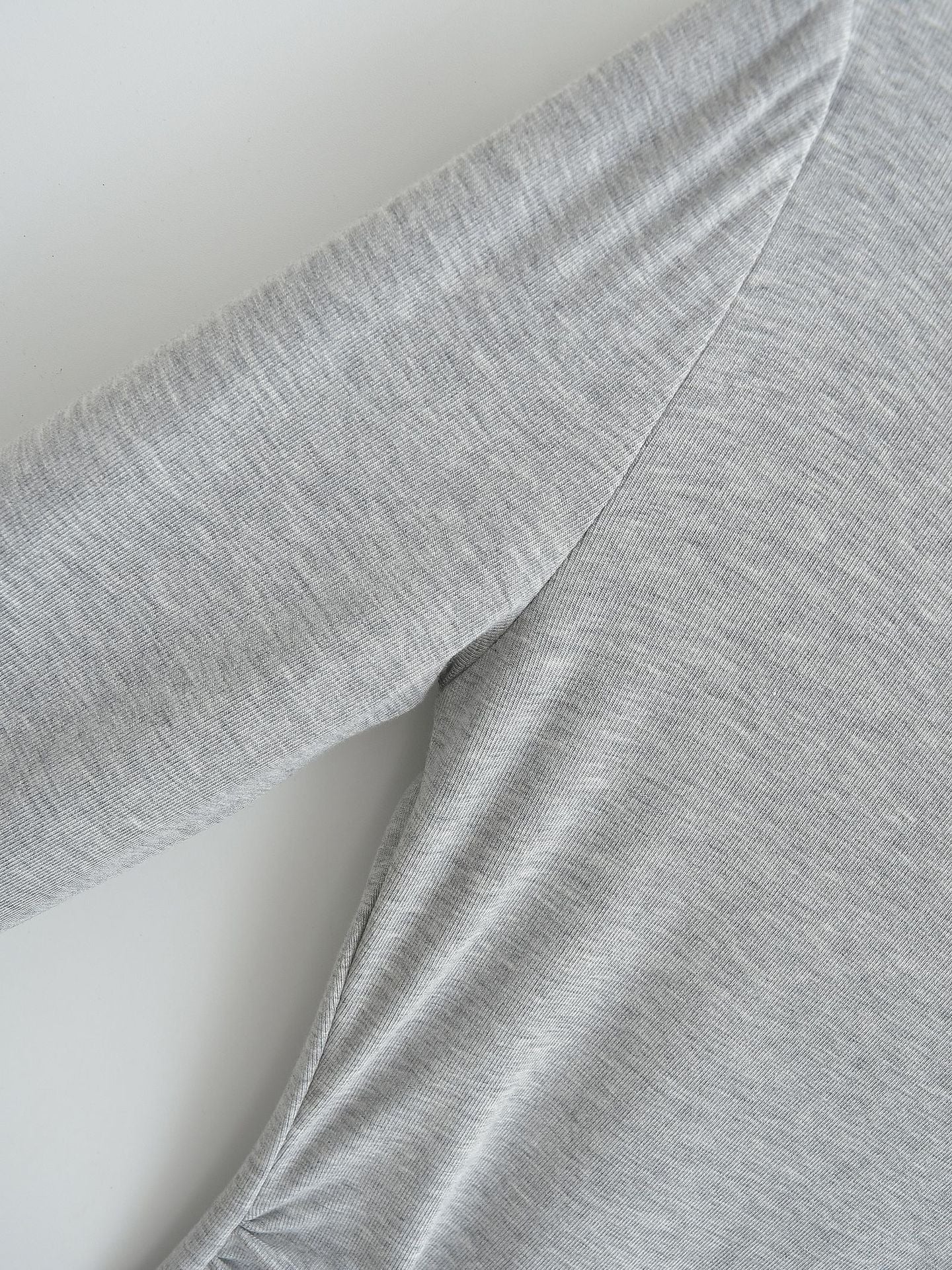 Asymmetrisk baraxlad långärmad topp med rynkdetalj