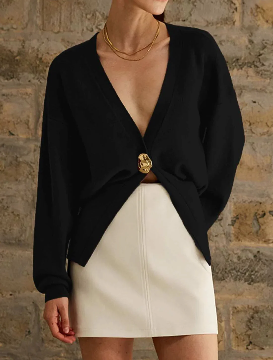 Kofta med skulpterad knapp och v-ringning