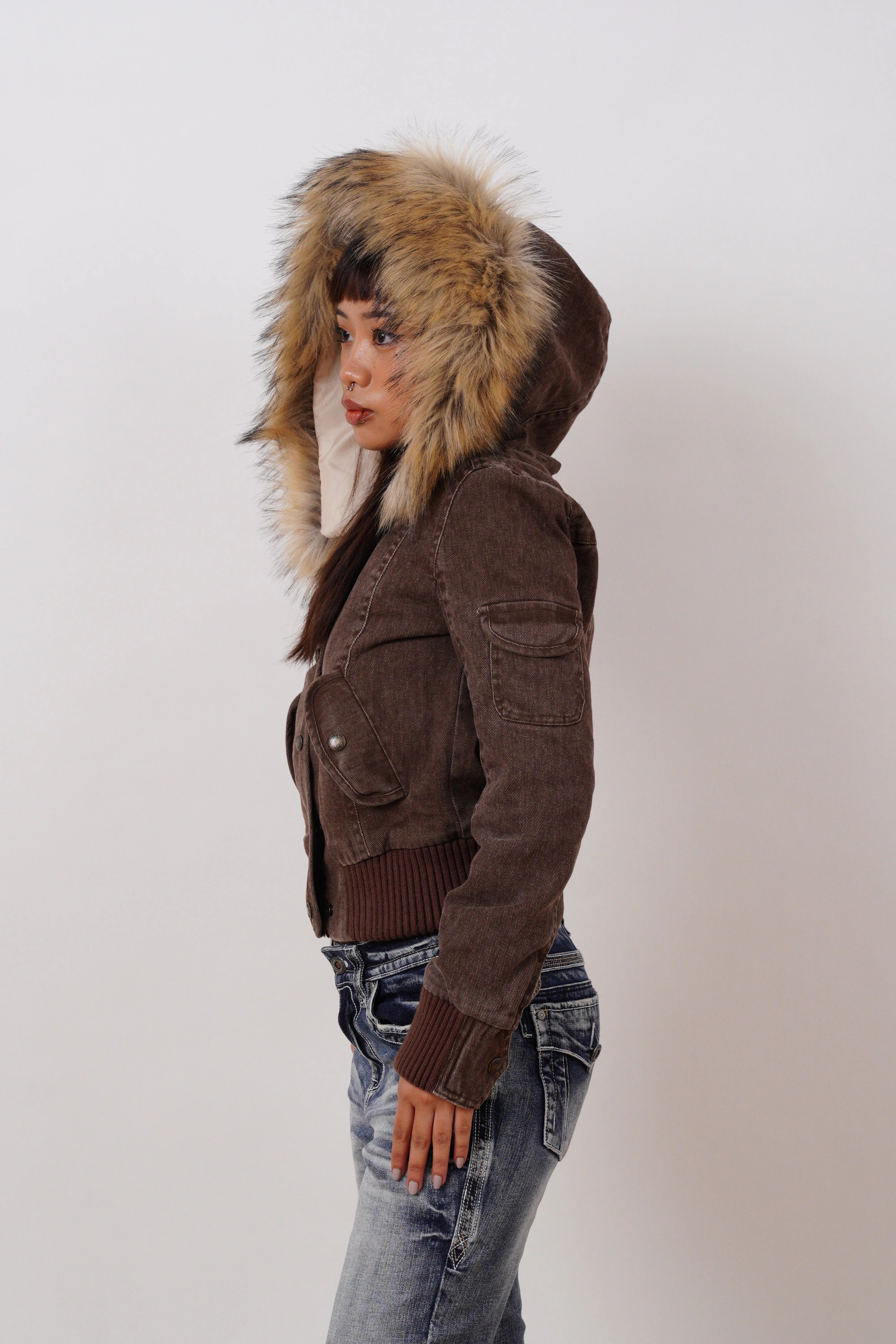 Mörkbrun kort jacka med pälskantad huva