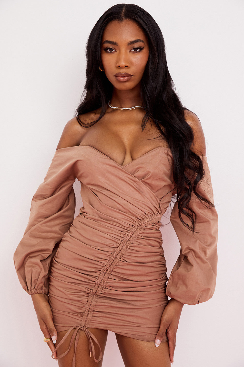 Omlottklänning med bara axlar