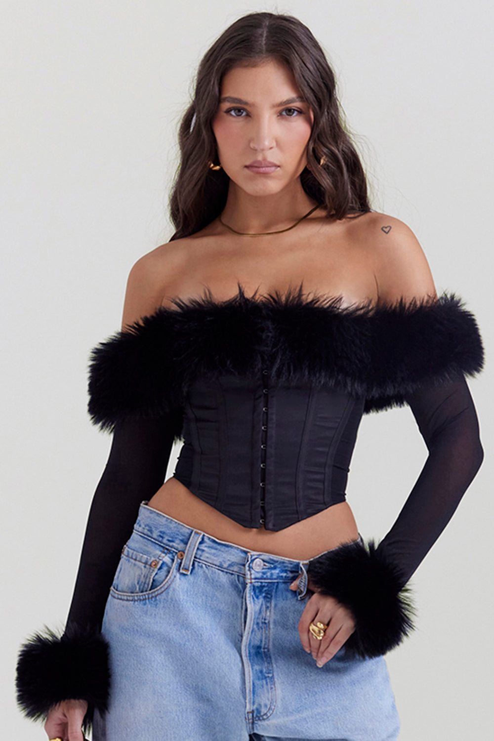 Svart off shoulder-korsett med ekologisk päls