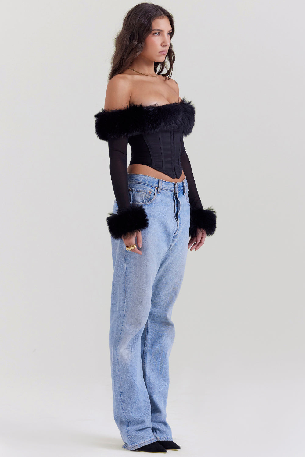 Svart off shoulder-korsett med ekologisk päls