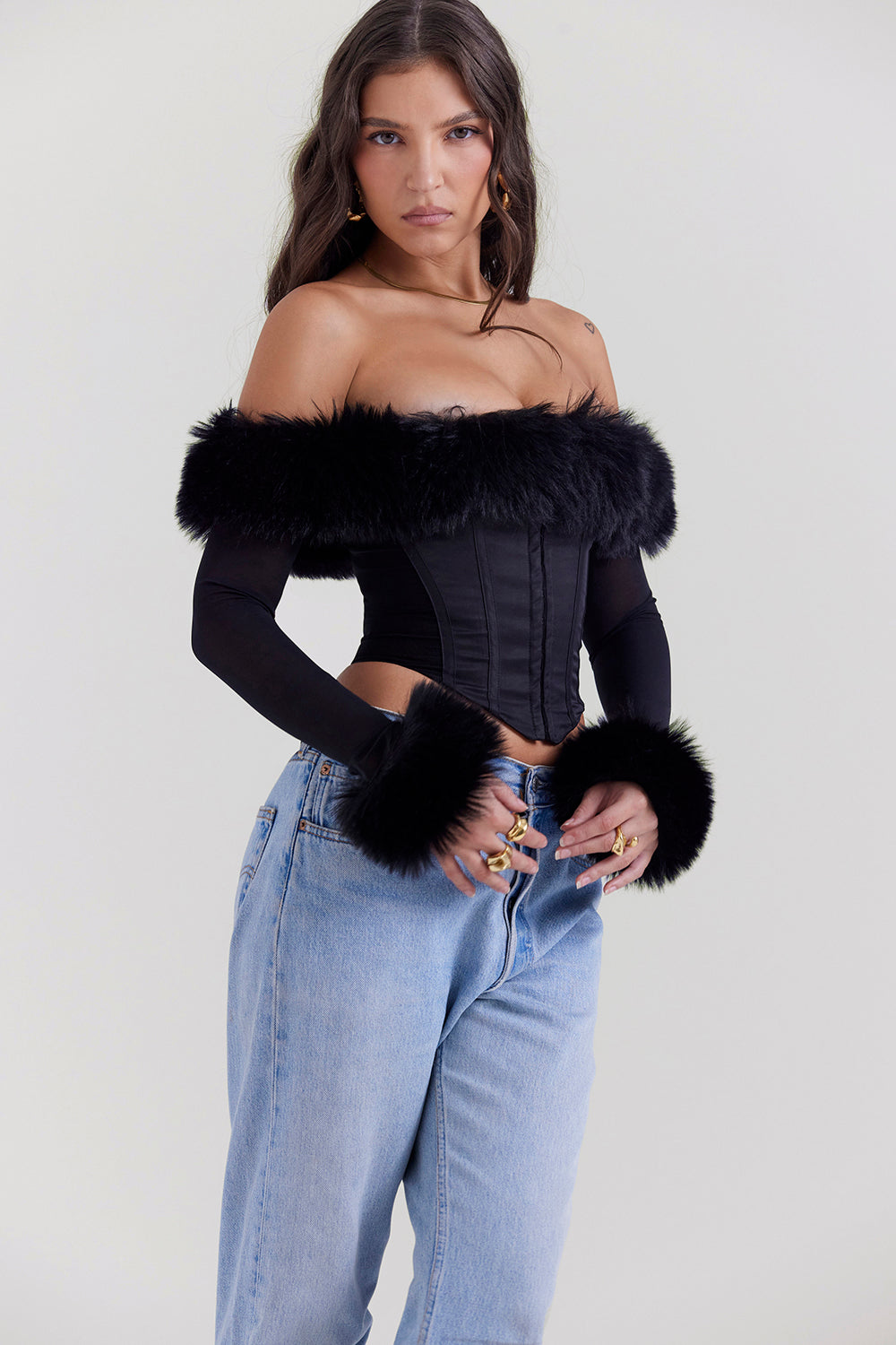 Svart off shoulder-korsett med ekologisk päls