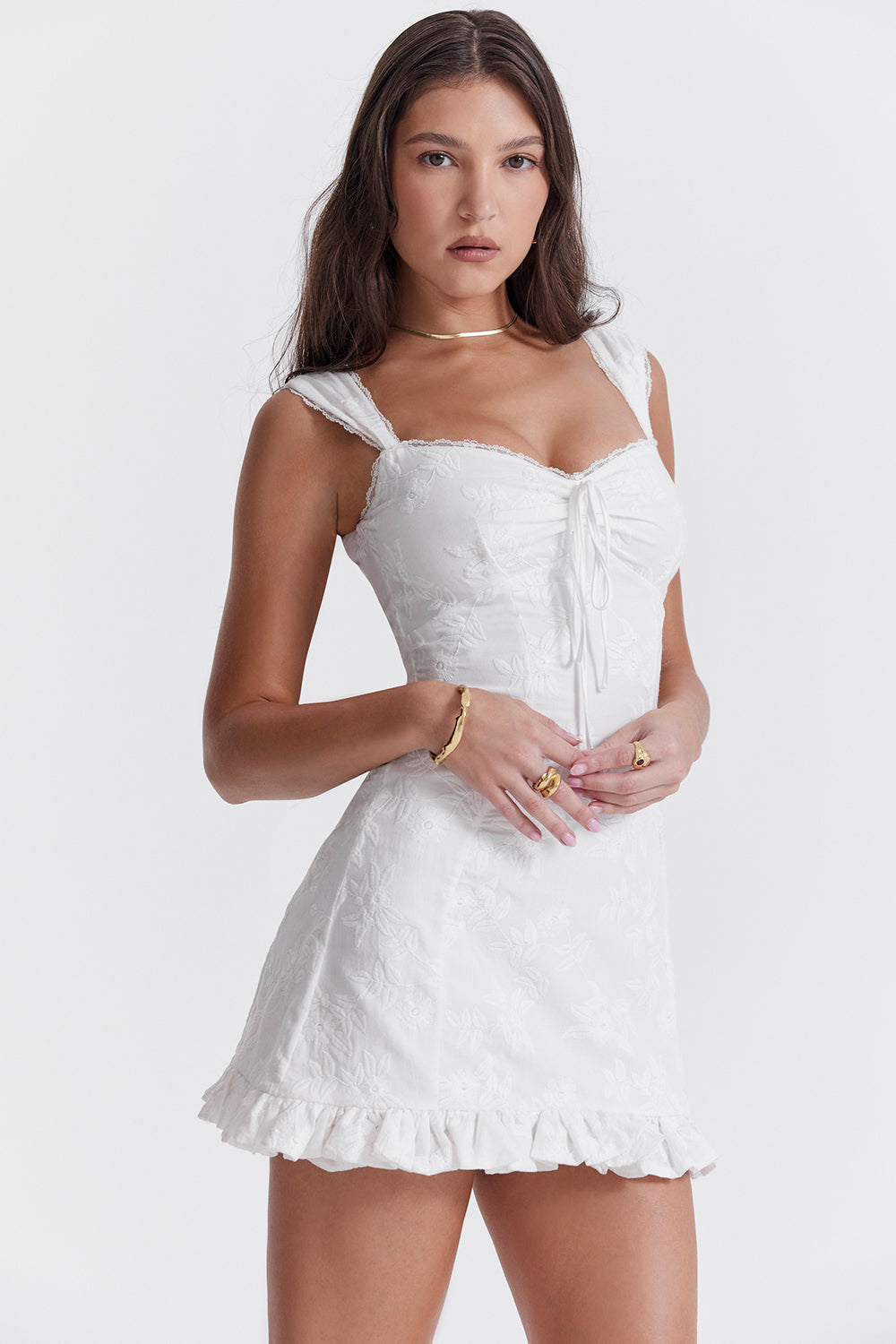 Vit broderad mini-klänning
