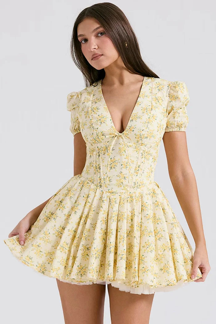 Gul miniklänning med blommönster och puffärmar