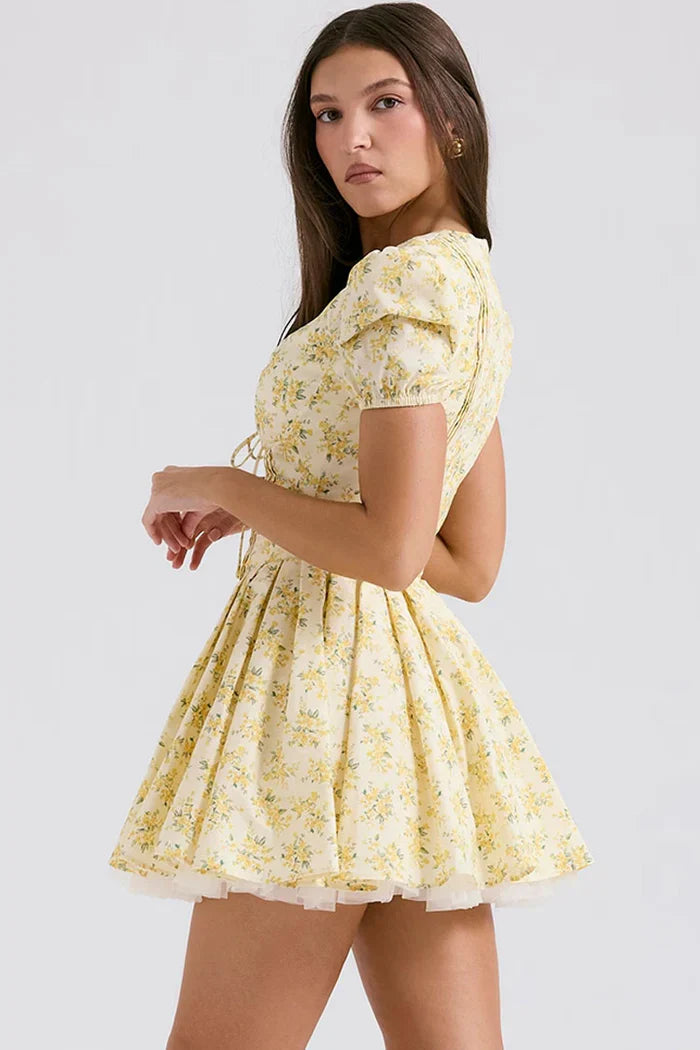 Gul miniklänning med blommönster och puffärmar
