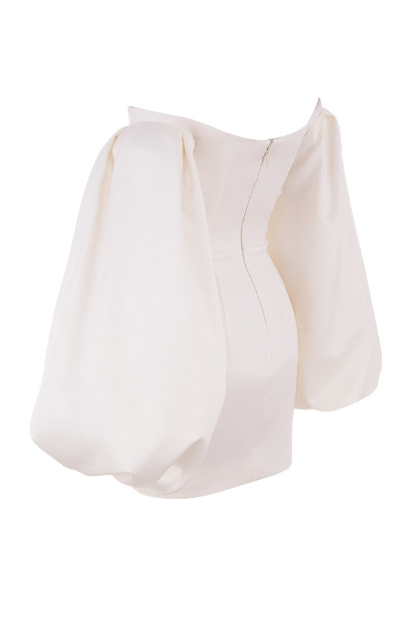 Vit miniklänning i satin med vida ärmar