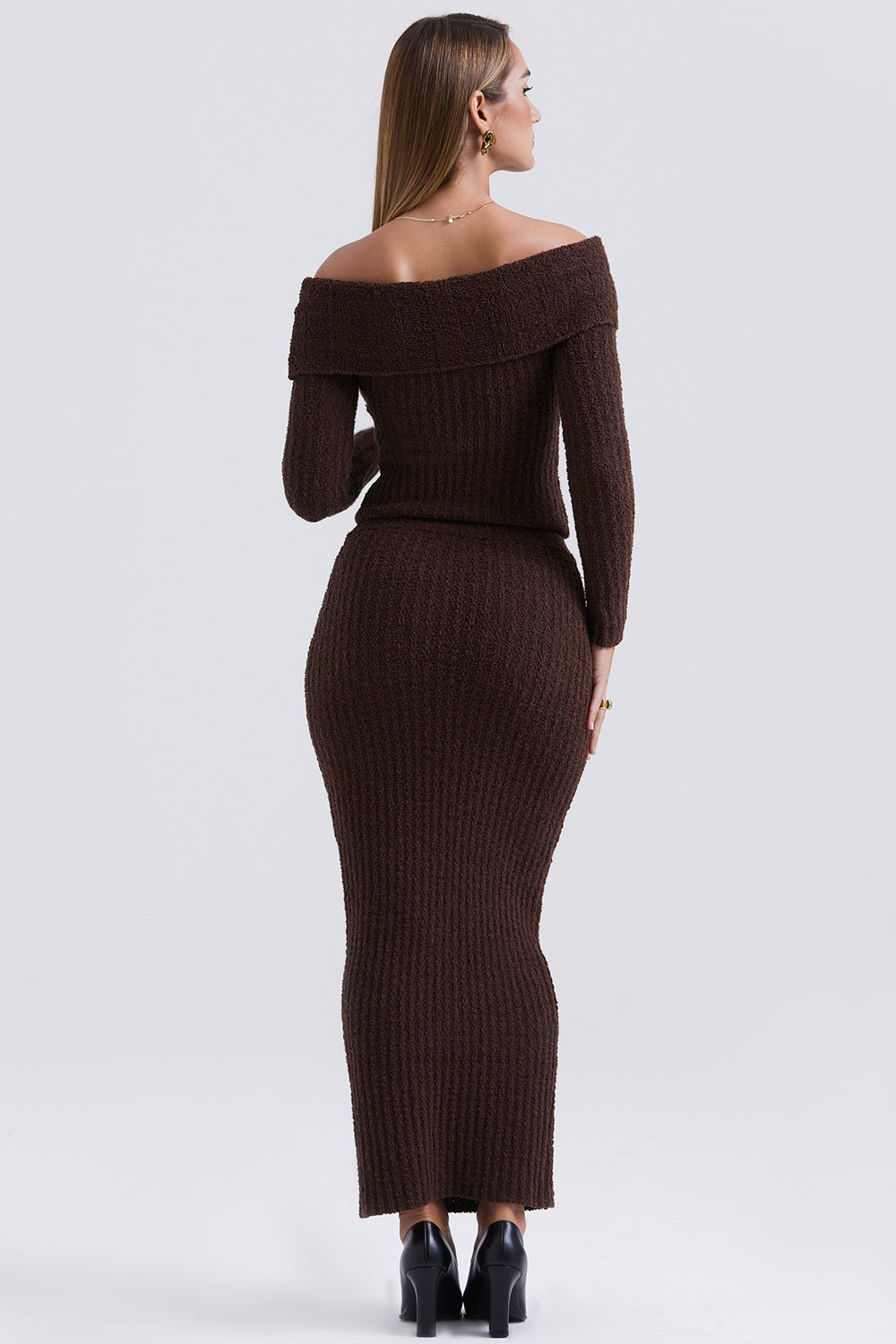 Stickad off shoulder-topp i choklad med lång kjol i bomull