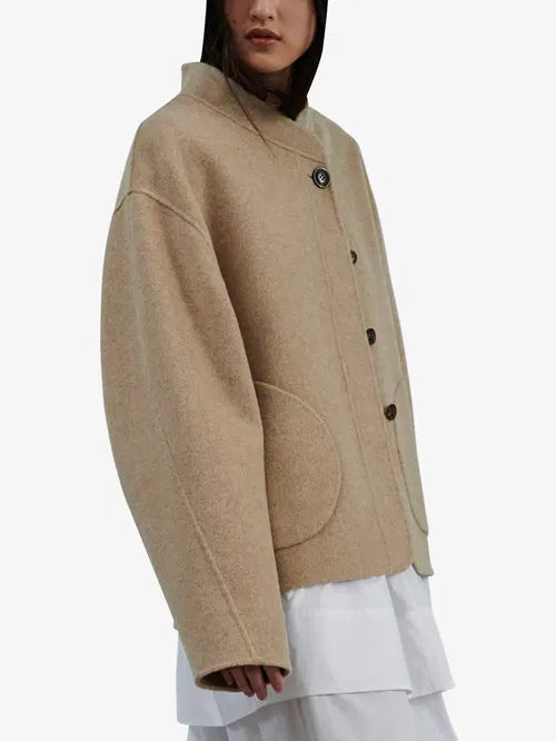 Kamelbeige boxig jacka med asymmetrisk knäppning